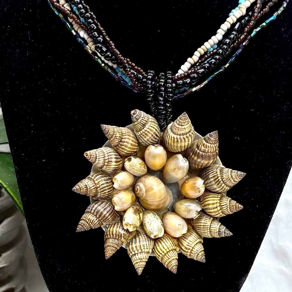Shell Pendant Necklace with Beaded Strand - Picture 3 of 9